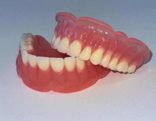 青岛吸附性义齿推荐｜崂山亿口康口腔：缺牙患者的咀嚼与自信重启站